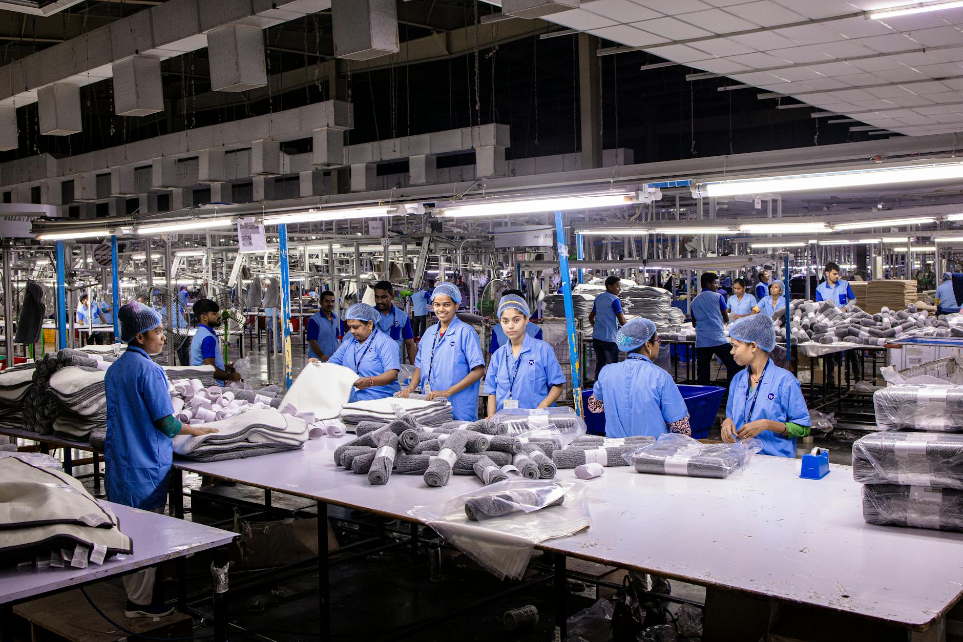 跨境電商平台比較:台灣工廠做外銷,阿里巴巴、Amazon、台灣經貿網怎麼選? 4 外銷實驗室_工廠生產線作業